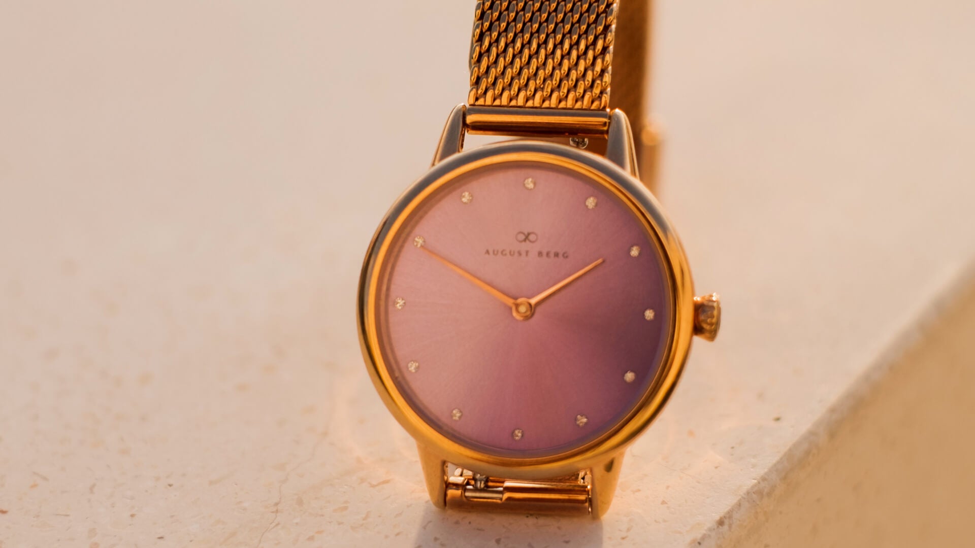 永遠の伝統、再解釈:August Bergのホリデーコレクションがモダンミニマリズムを祝う