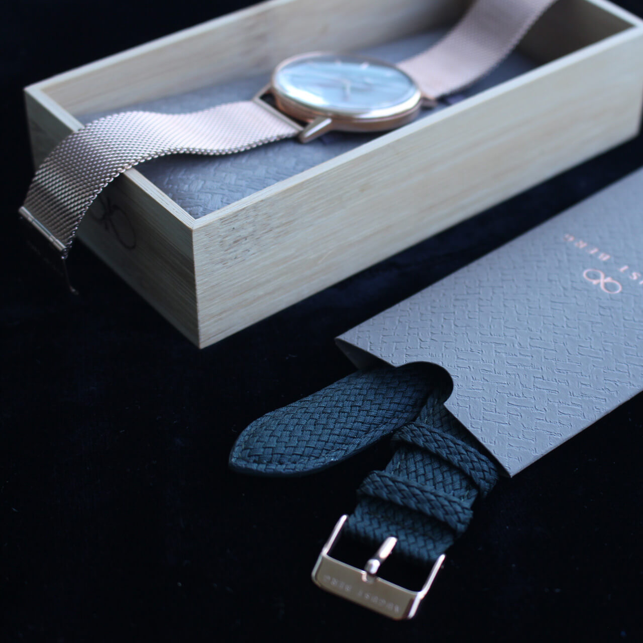 Serenity Greenhill [セレニティグリーンヒル] Rose Gold [ローズゴールド] Gift Set [ギフトセット] 40mm | Rose Gold Mesh Strap [ローズゴールドメッシュストラップ] & Green Perlon Strap [グリーンパーロンストラップ] - August Berg (オーガストバーグ)