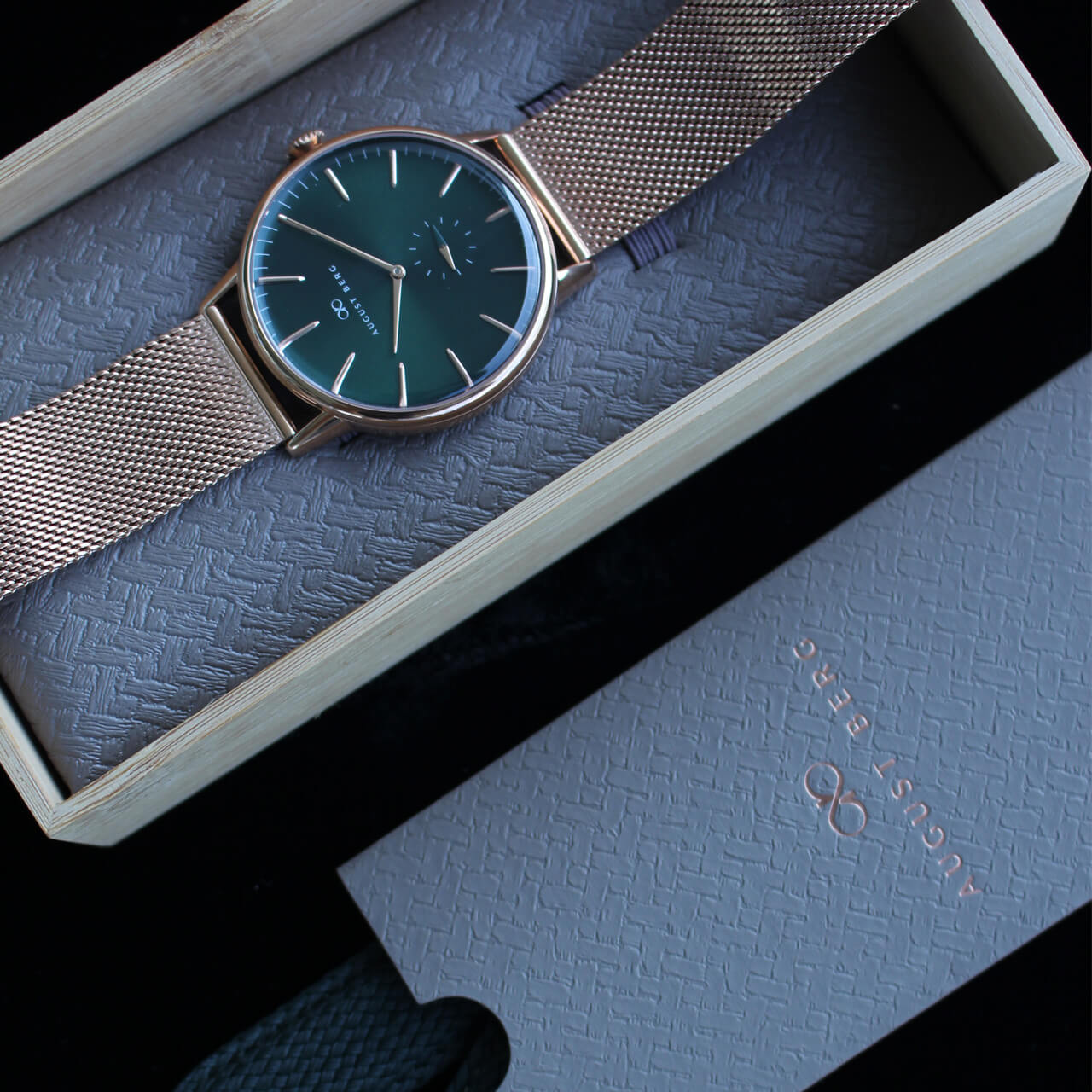 Serenity Greenhill [セレニティグリーンヒル] Rose Gold [ローズゴールド] Gift Set [ギフトセット] 40mm | Rose Gold Mesh Strap [ローズゴールドメッシュストラップ] & Green Perlon Strap [グリーンパーロンストラップ] - August Berg (オーガストバーグ)