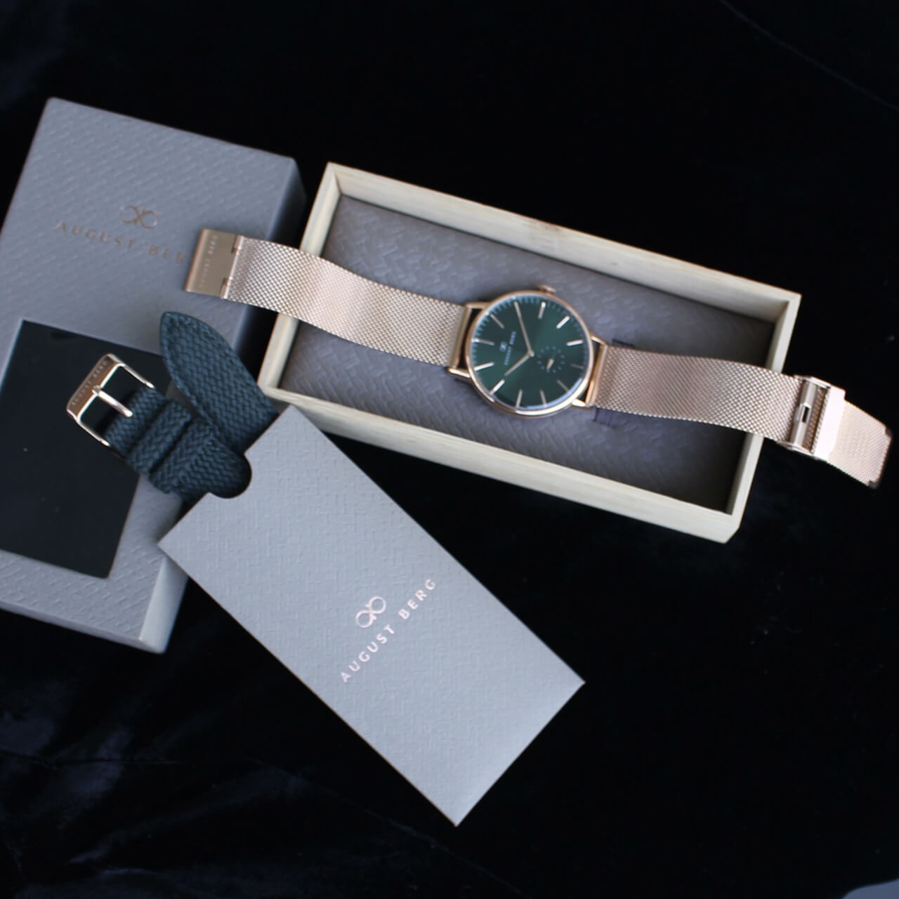 Serenity Greenhill [セレニティグリーンヒル] Rose Gold [ローズゴールド] Gift Set [ギフトセット] 40mm | Rose Gold Mesh Strap [ローズゴールドメッシュストラップ] & Green Perlon Strap [グリーンパーロンストラップ] - August Berg (オーガストバーグ)